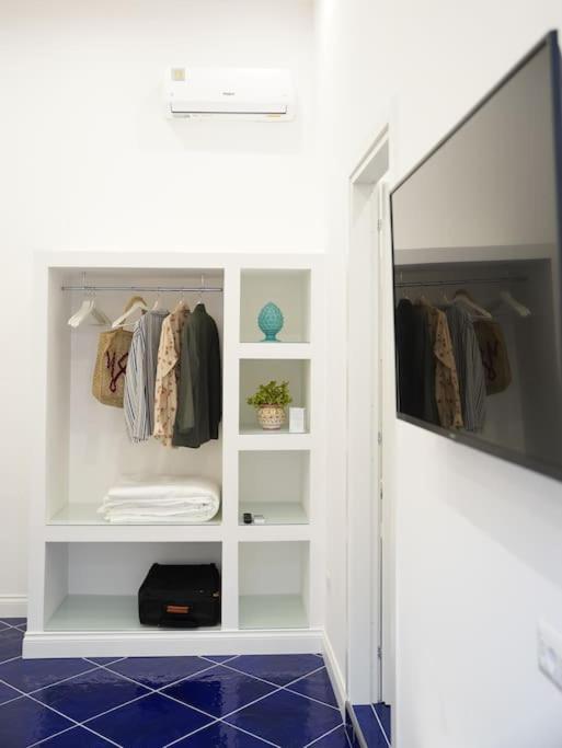 Apartment Maison Olivia, Nuovo In Zona Chiaia Naples